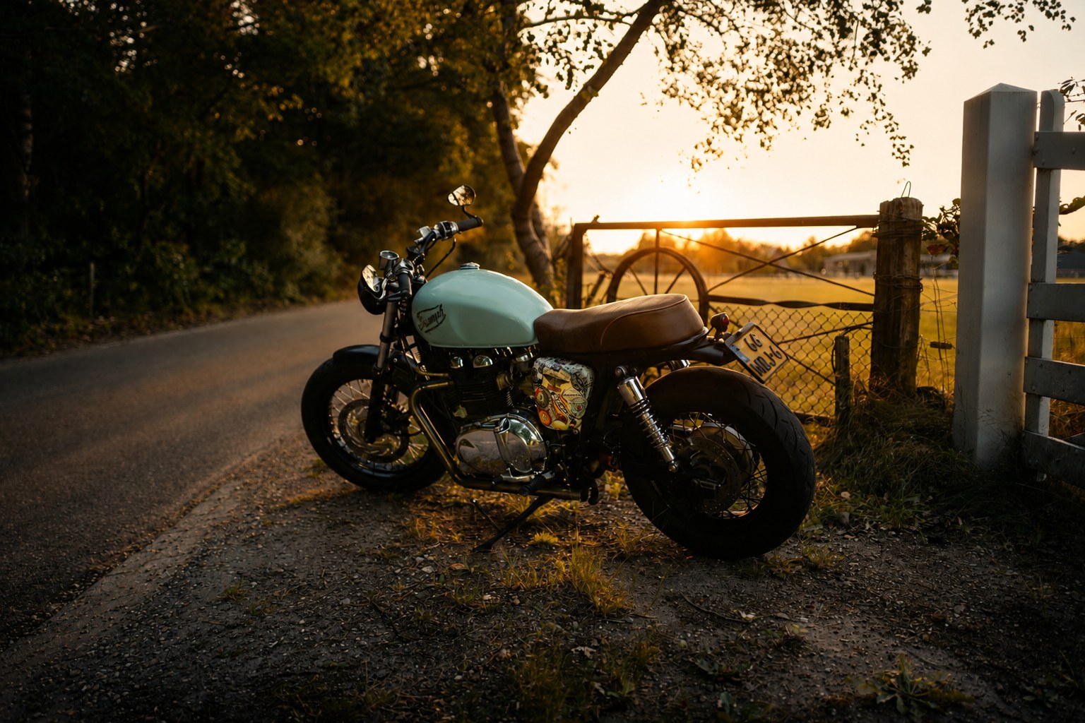 Motorfotografie Nederland — Triumph cafe racer on a country road at sunset