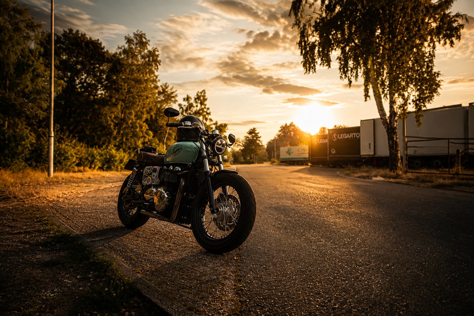 Motorfotograaf Amsterdam — Triumph cafe racer at golden hour, front view