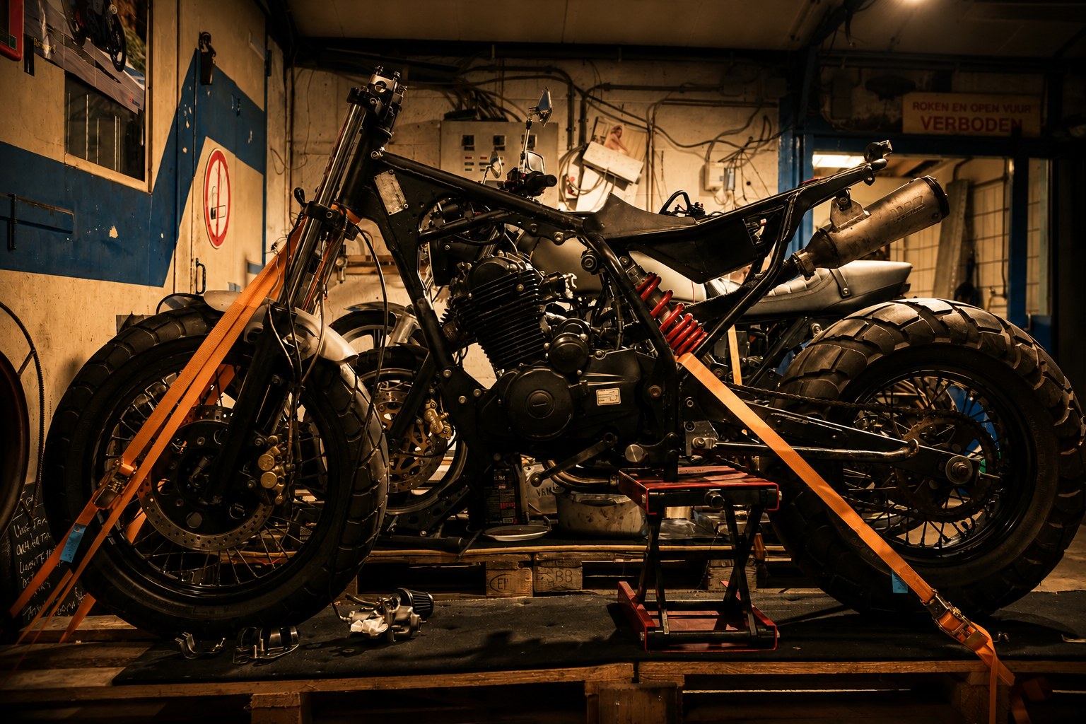 Motorfotograaf Amsterdam — custom motorcycle build in the workshop