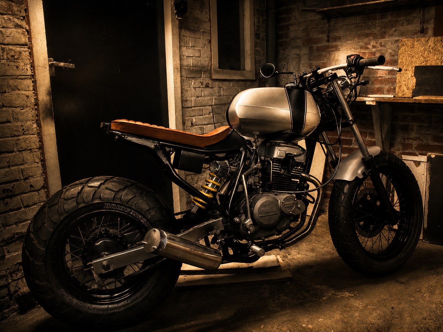 Motorfotografie — custom Hyosung motorcycle in a brick workshop